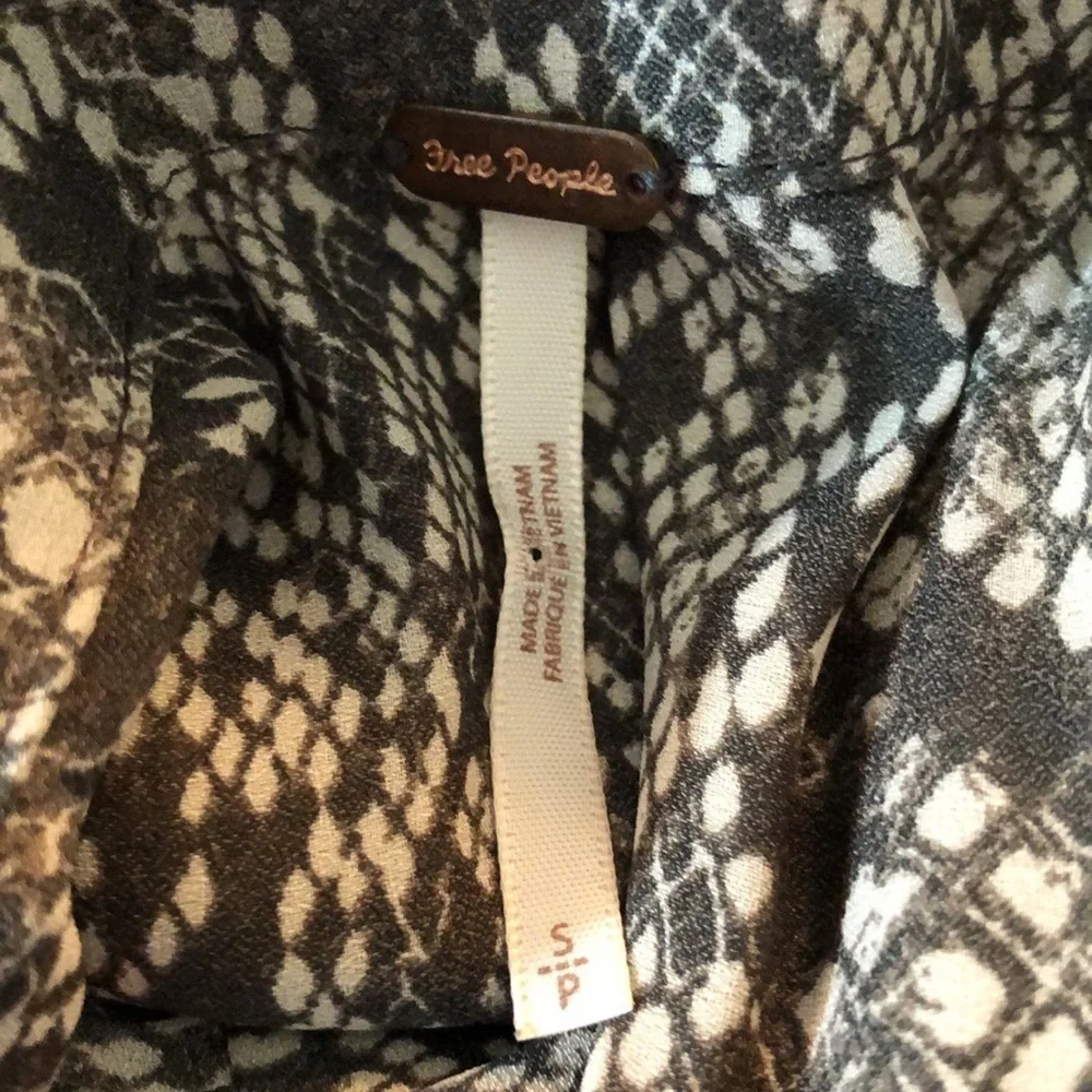 Free People Modern Muse Snakeskin Button Down Peasant Bouse Size Small - Picture 7 of 8